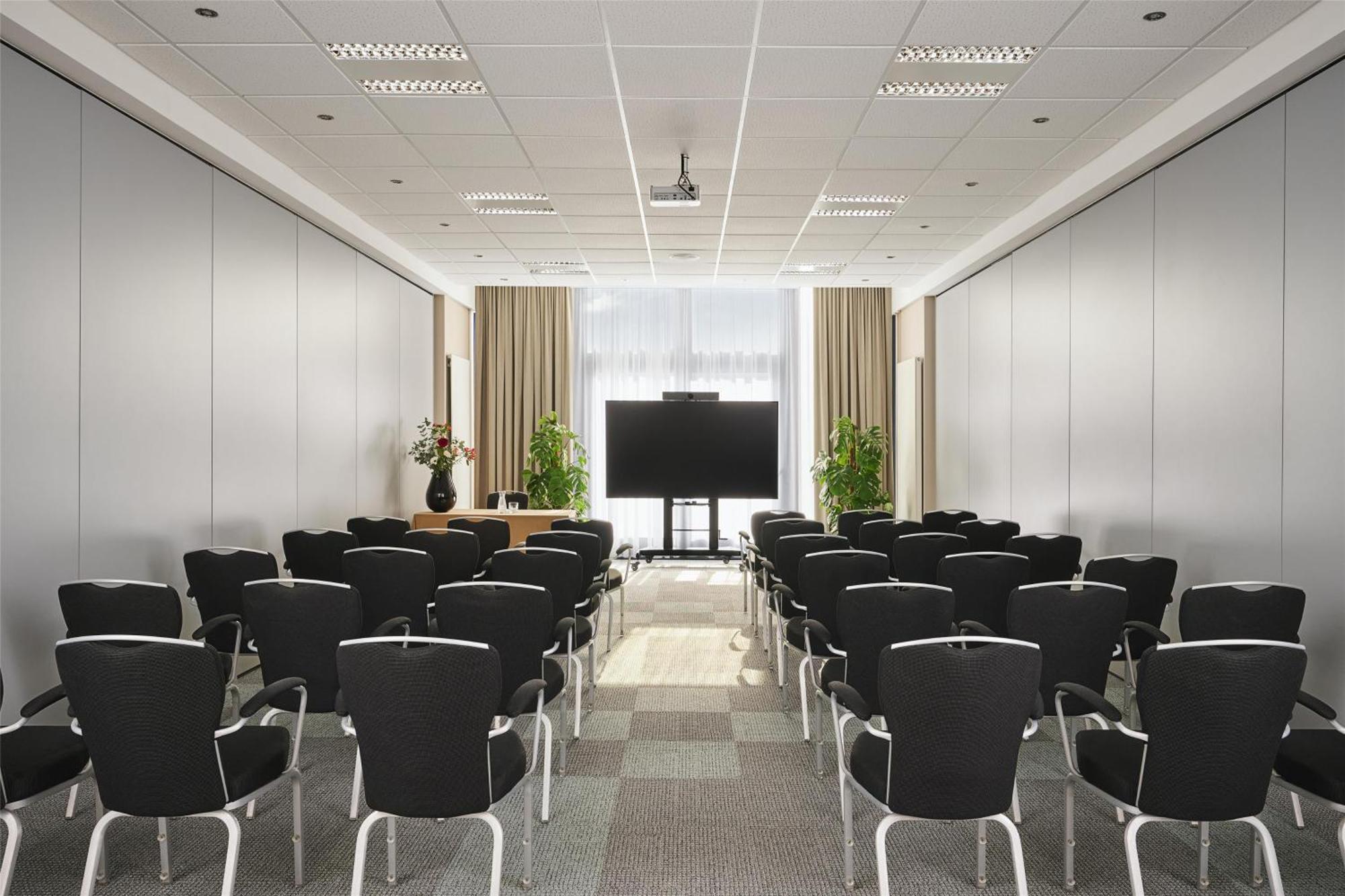 Nh Vienna Airport Conference Center 4*