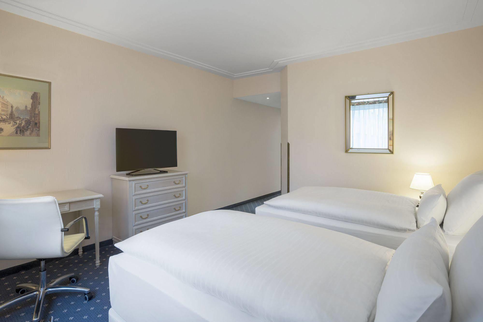 Nh Vienna Airport Conference Center Hotel 4*